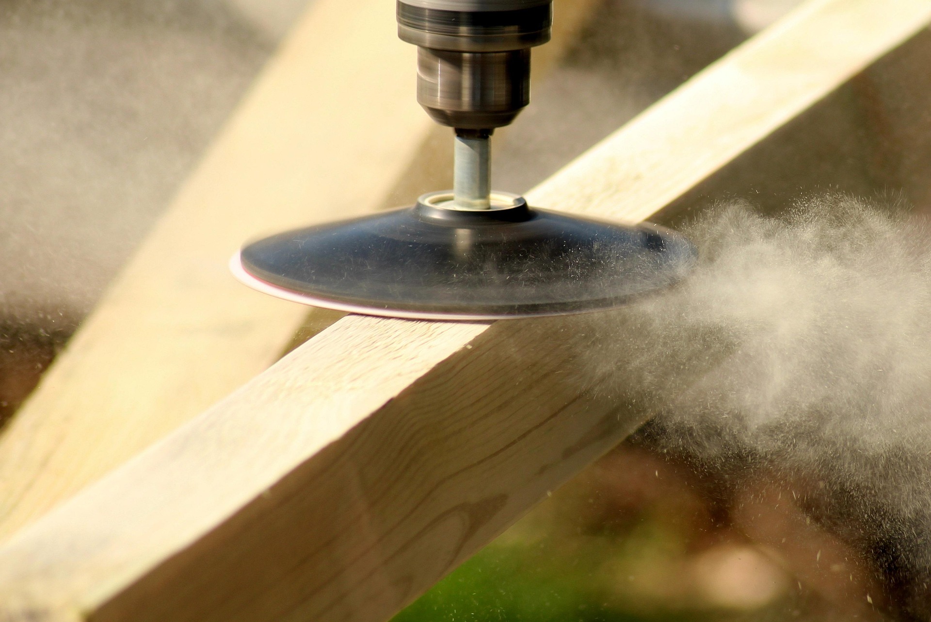 Holz richtig schleifen und ölen: So gelingt die Oberfläche auf baumarktblog24.de